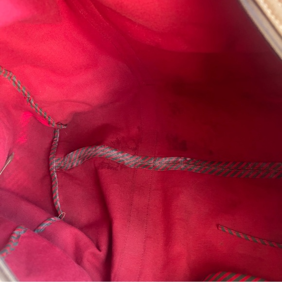 Vintage Gucci Duffle with a zip up bag inside - Picture 16 of 17